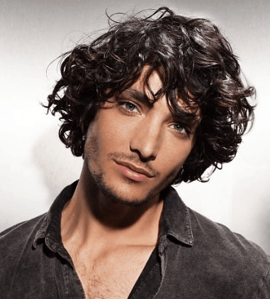Erkeklerin Klasiği: Islak Görünümlü Saç Modeli