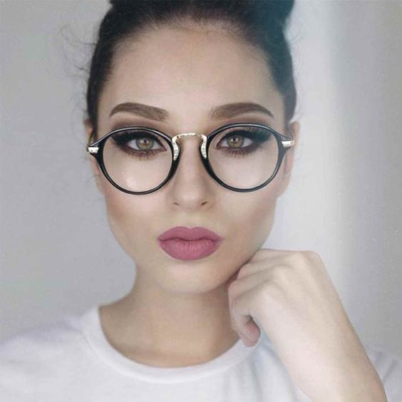 Gözlük Takan Kadınlar İçin 5 Temel Makyaj Taktiği