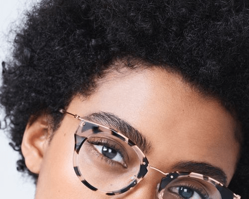 Gözlük Takan Kadınlar İçin 5 Temel Makyaj Taktiği